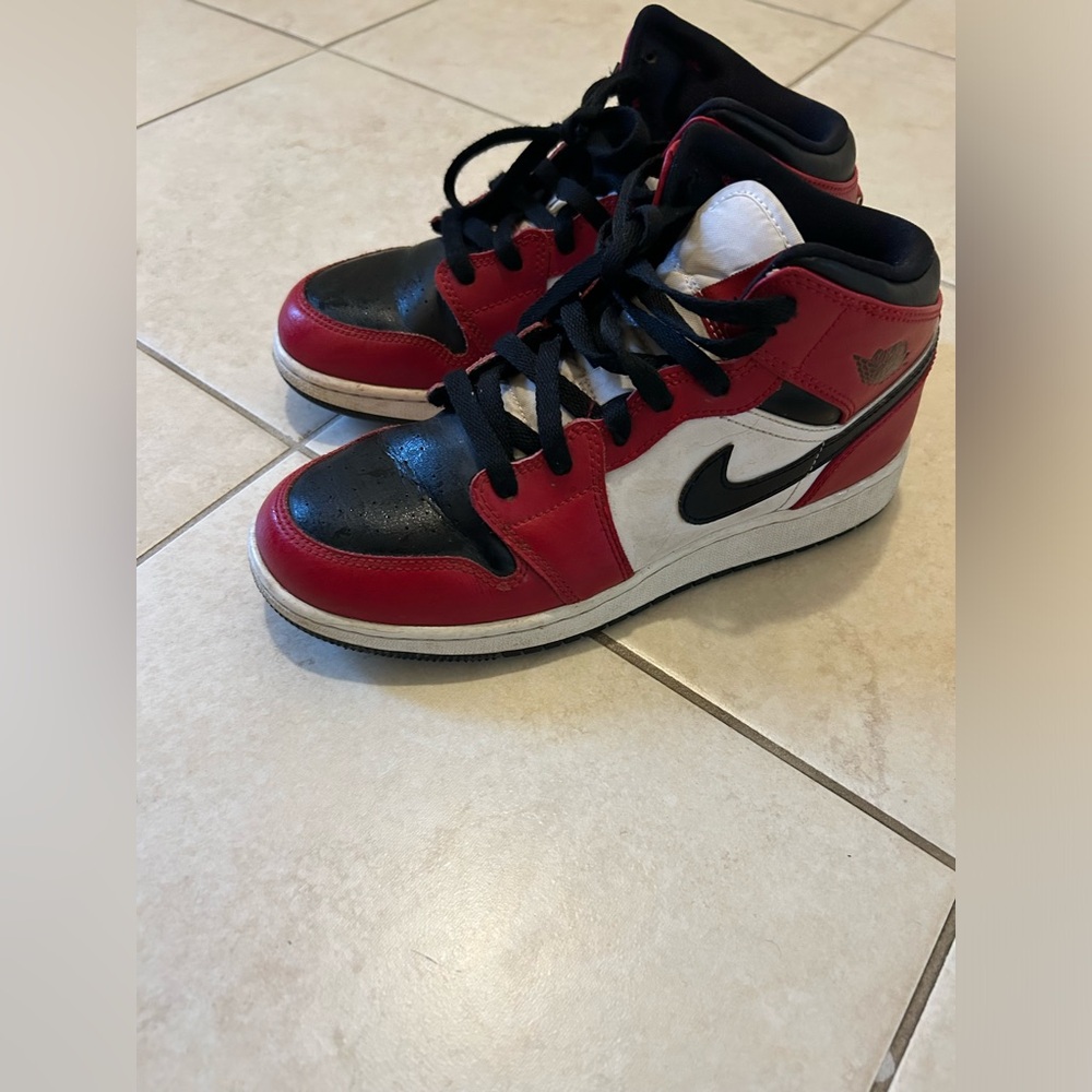 Air Jordan 1 Mid Chicago